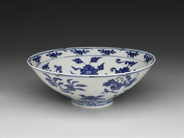 青花四季花果紋葵瓣口碗