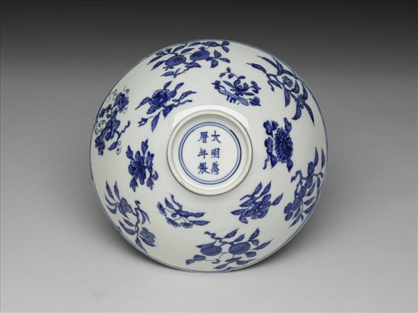 青花四季花果紋葵瓣口碗