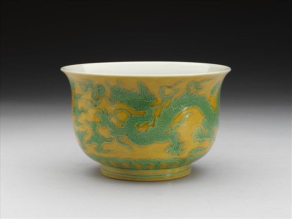 黃地綠彩龍紋仰鐘式碗