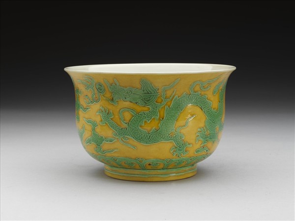黃地綠彩龍紋仰鐘式碗