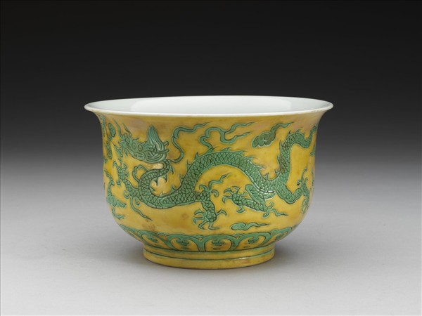 黃地綠彩龍紋仰鐘式碗