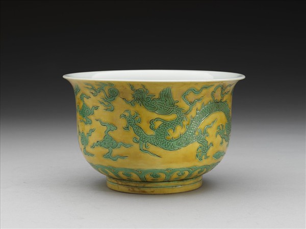 黃地綠彩龍紋仰鐘式碗