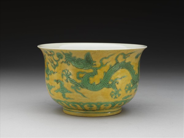 黃地綠彩龍紋仰鐘式碗
