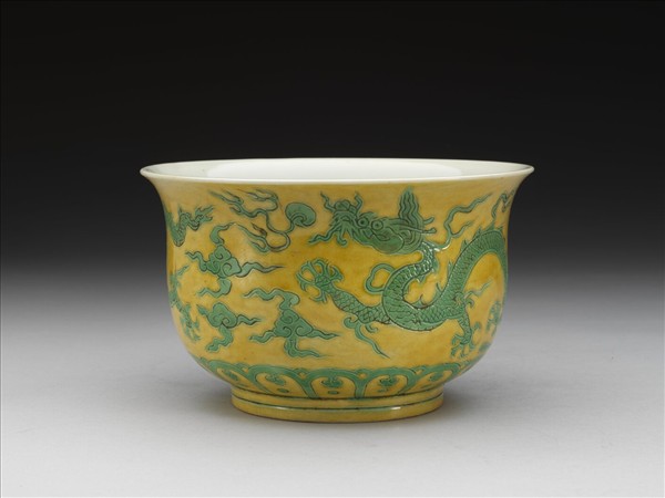 黃地綠彩龍紋仰鐘式碗