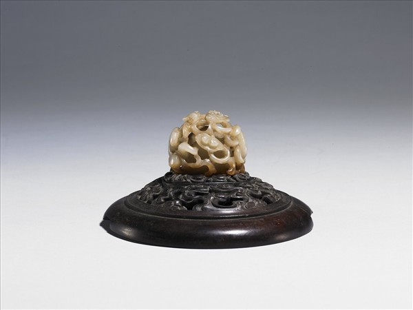 螭虎啣芝紋玉頂