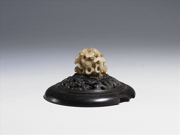 螭虎啣芝紋玉頂