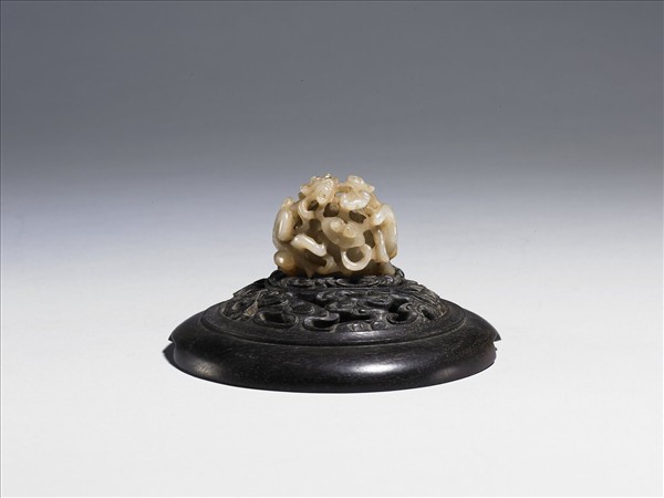 螭虎啣芝紋玉頂