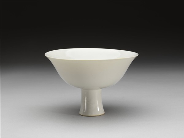甜白釉高足碗