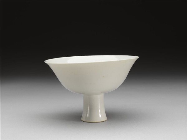甜白釉高足碗