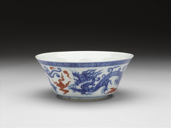 青花描紅雲龍紋碗