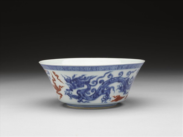 青花描紅雲龍紋碗