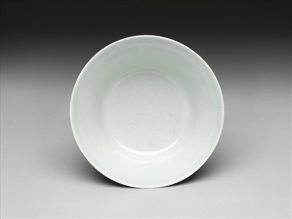 青花描紅雲龍紋碗