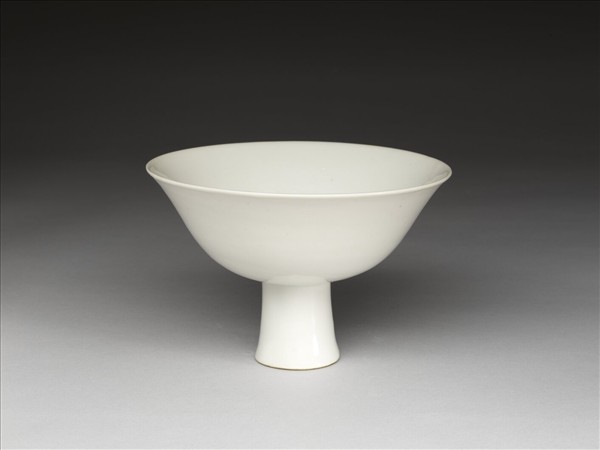 甜白釉高足碗