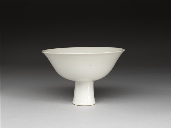 甜白釉高足碗