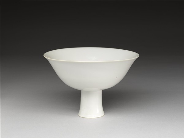 甜白釉高足碗