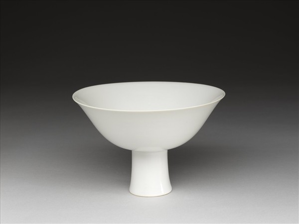甜白釉高足碗