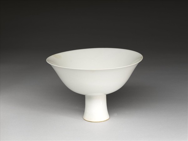 甜白釉高足碗