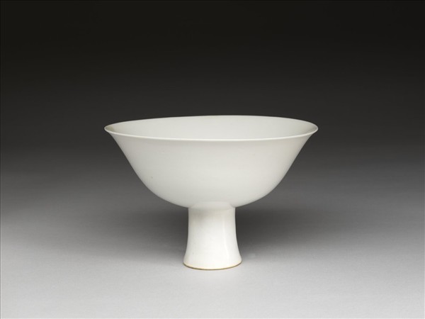 甜白釉高足碗