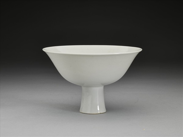 甜白釉高足碗