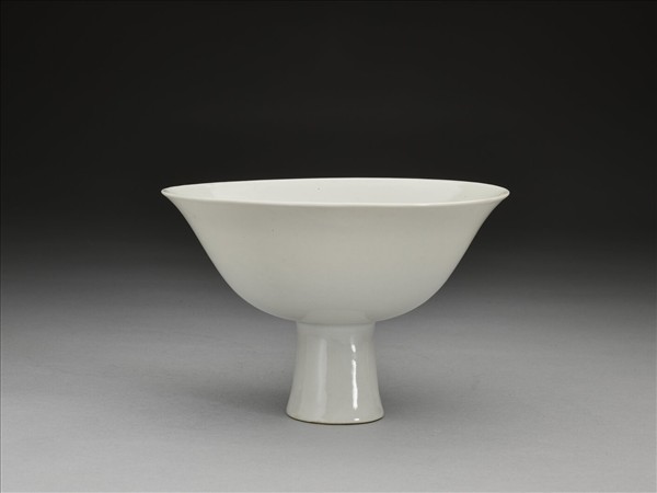甜白釉高足碗