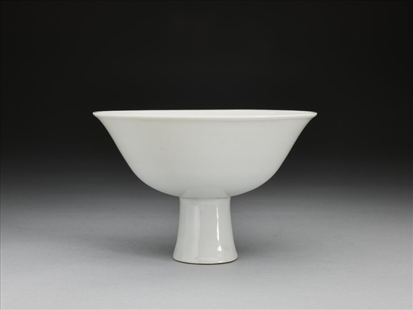 甜白釉高足碗