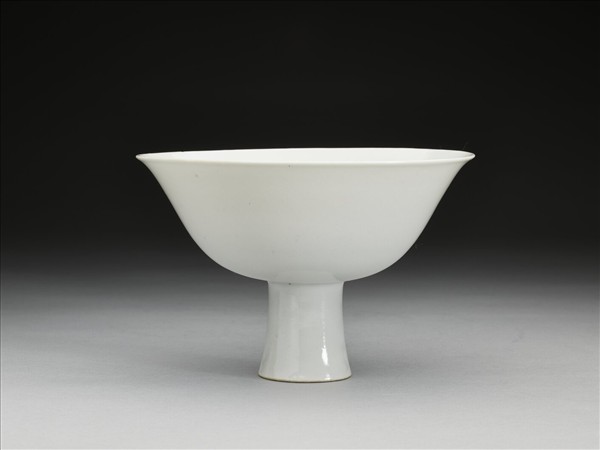 甜白釉高足碗