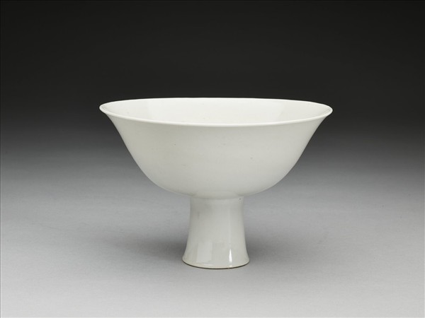 甜白釉高足碗