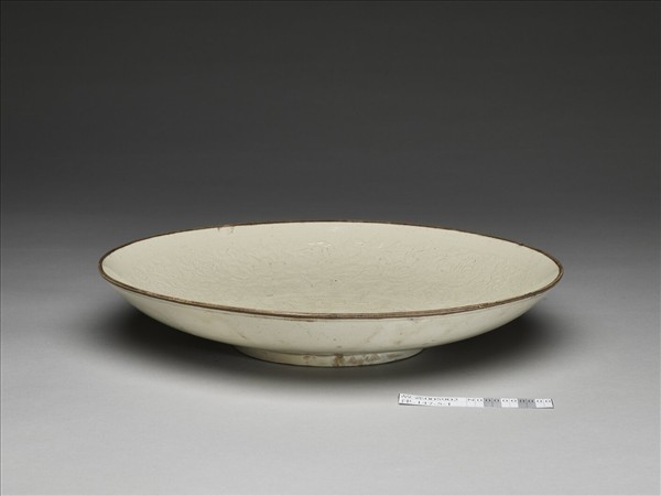 定窯 白瓷印花番蓮紋盤