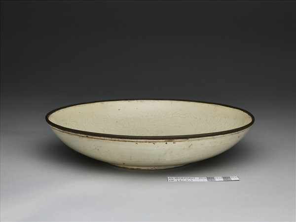 定窯 白瓷印花番蓮紋盤