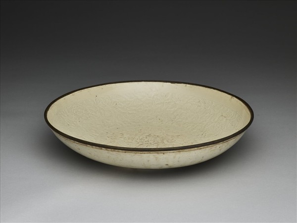 定窯 白瓷印花番蓮紋盤