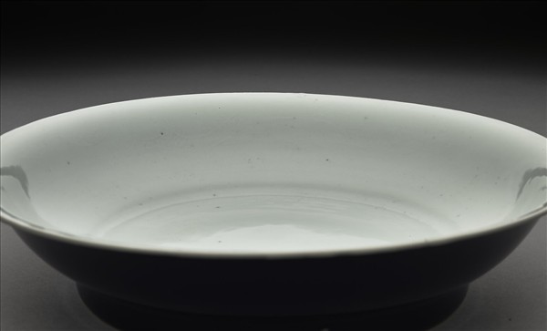 霽青釉白裡龍紋盤