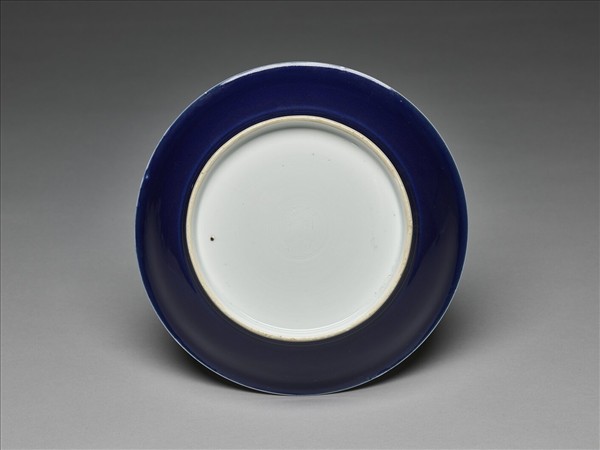 霽青釉白裡龍紋盤