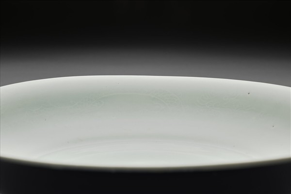 霽青釉白裡龍紋盤