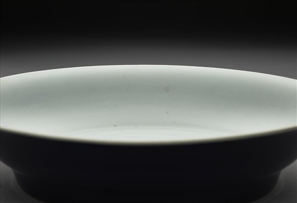 霽青釉白裡龍紋盤