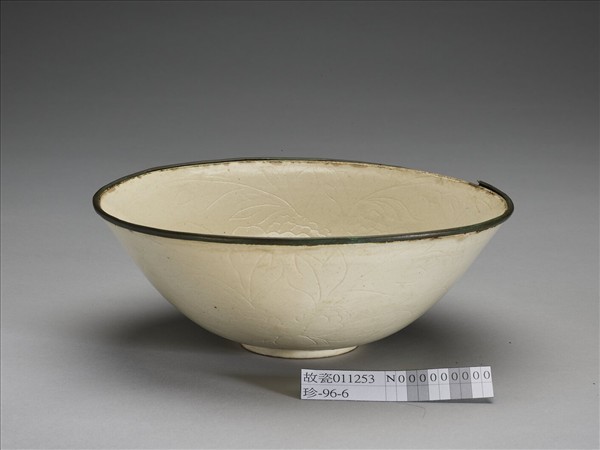 白瓷劃花牡丹紋碗