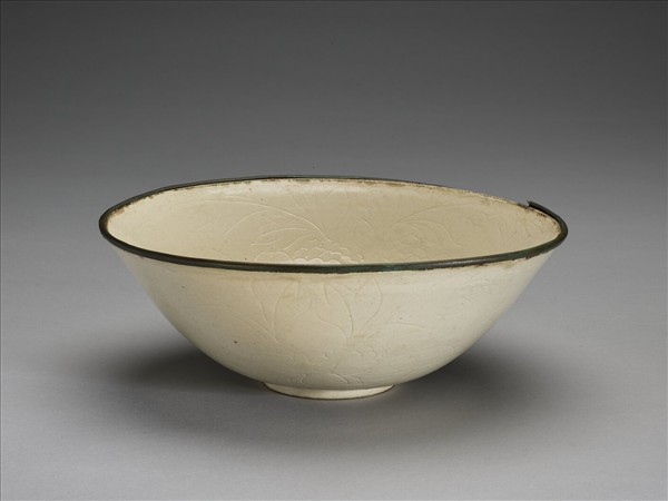 白瓷劃花牡丹紋碗