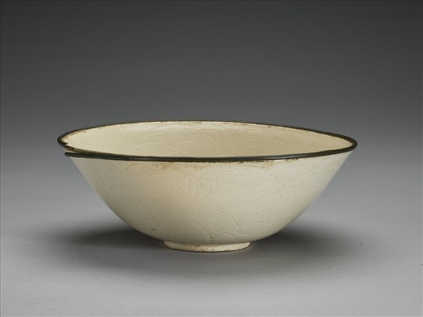 白瓷劃花牡丹紋碗