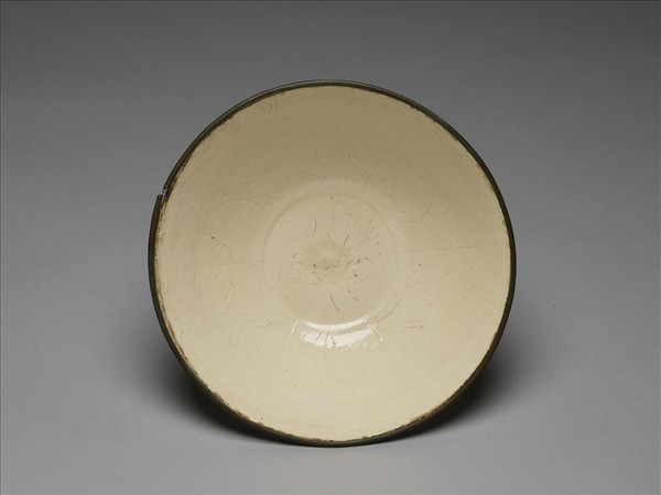 白瓷劃花牡丹紋碗