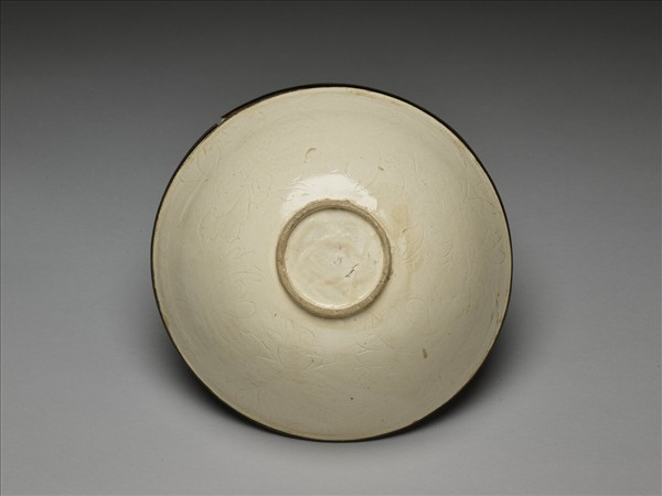 白瓷劃花牡丹紋碗