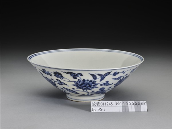 青花番蓮紋碗