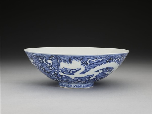 青花波濤龍紋碗