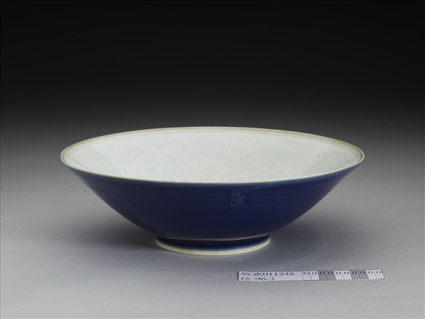 霽青白裡雙龍戲珠紋碗