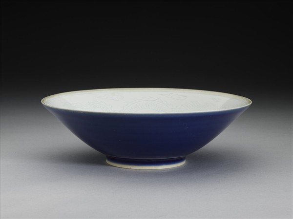 霽青白裡雙龍戲珠紋碗