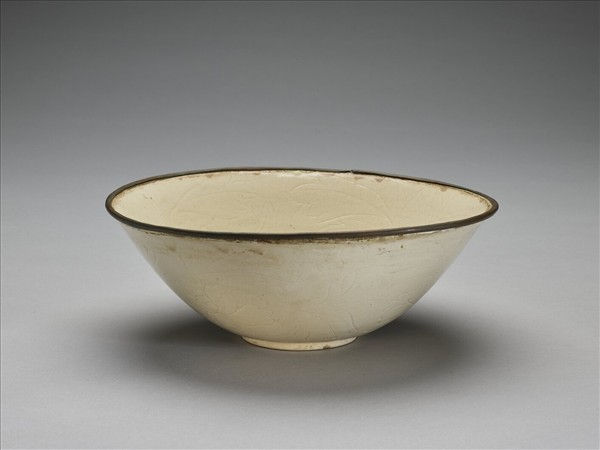 白瓷劃花牡丹紋碗