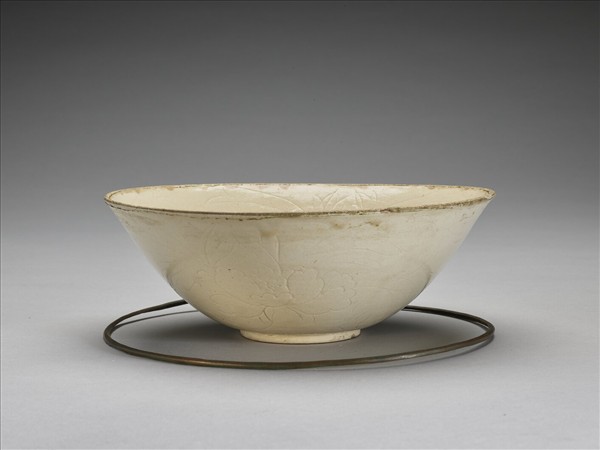 白瓷劃花牡丹紋碗