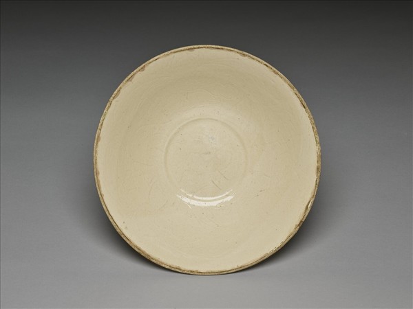 白瓷劃花牡丹紋碗