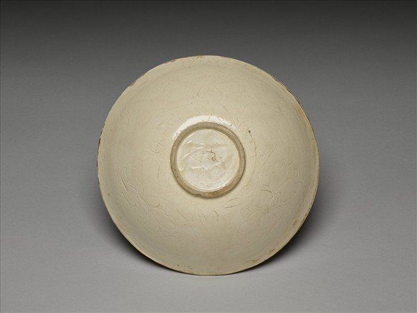 白瓷劃花牡丹紋碗