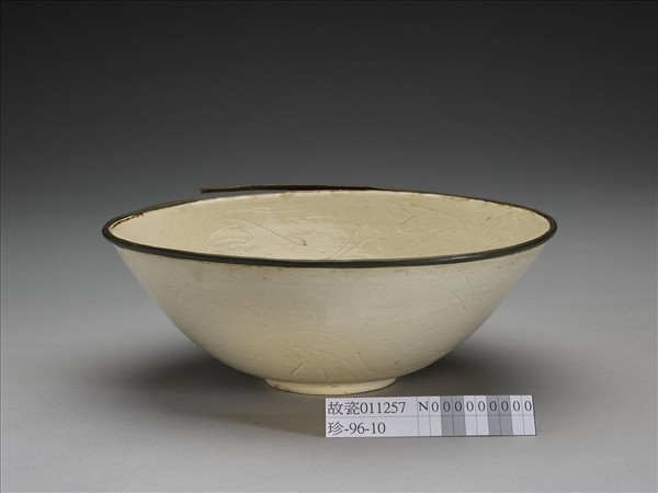 白瓷劃花牡丹紋碗