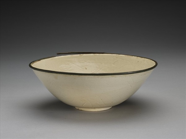 白瓷劃花牡丹紋碗