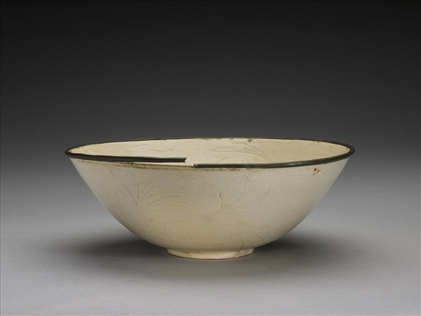 白瓷劃花牡丹紋碗